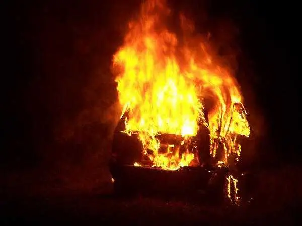 Още пет коли пламнаха тази нощ