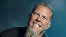 Вокалистът на Metallica замеря с камъни папараци