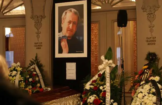 Политици, артисти, обикновени хора се простиха с Велко Кънев   