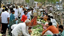 Акциите на индийските търговци падат драстично след решение на правителството