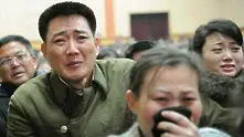 Северна Корея потъна в неистова скръб (видео)