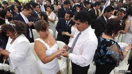92 двойки се венчаха на масова сватба в Перу