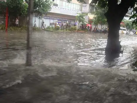 Повече от 1000 души остават в неизвестност след тайфун на Филипините