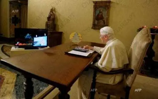 Папата пали коледни светлини с таблет   