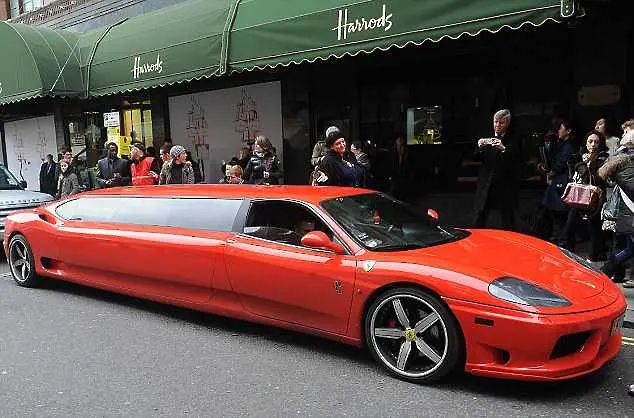 Необикновено червено Ferrari смая купувачите в Лондон