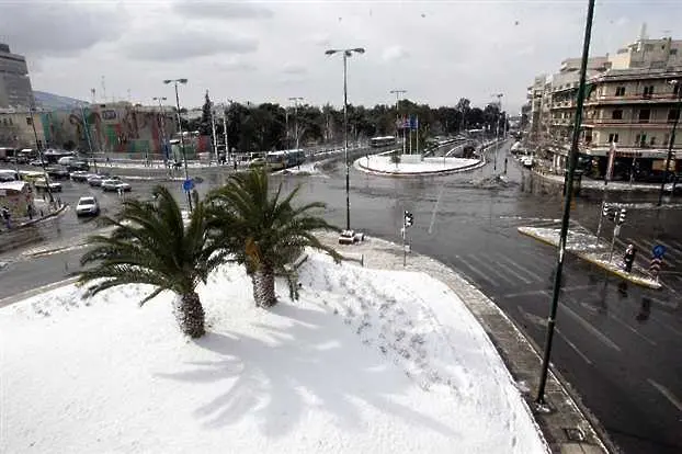 Сняг блокира движението в Гърция