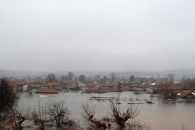 Откриха още две жертви на потопа в с. Бисер, набират доброволци за пострадалите райони