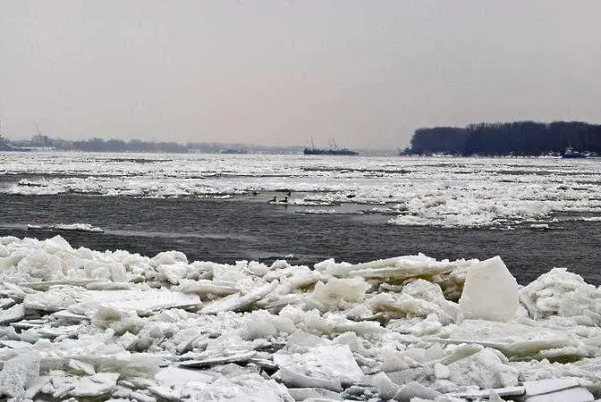 Тежки ледове рушат пристанището в Силистра