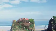 Продават уникален британски дом, изолиран върху скала