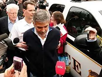 Клуни плати глоба и излезе на свобода