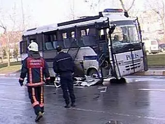 Терористи взривиха автобус с полицаи в Истанбул