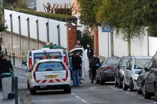 Убиецът от Тулуза се барикадира в къща, стреля по полицаите   