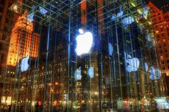 Apple ще похарчи част от парите си за обратно изкупуване на акции