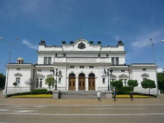 Въвеждат промени в заплащането и бонусите на държавните служители   