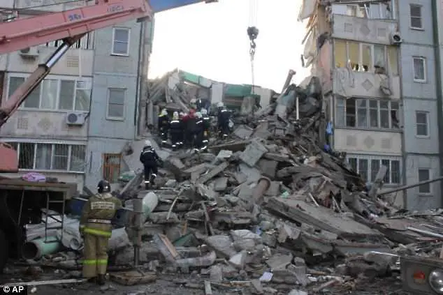 Шокиращи кадри показаха срутване на панелен блок в Русия