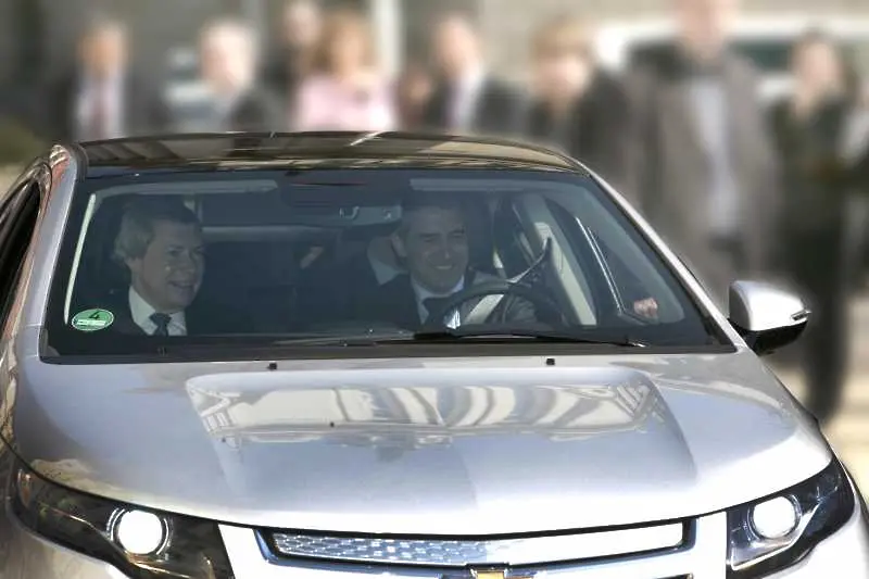 Президентът тества Chevrolet Volt
