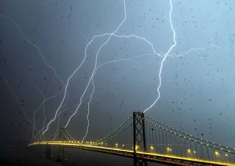 Невероятна снимка на Бей Бридж, ударен от светкавици