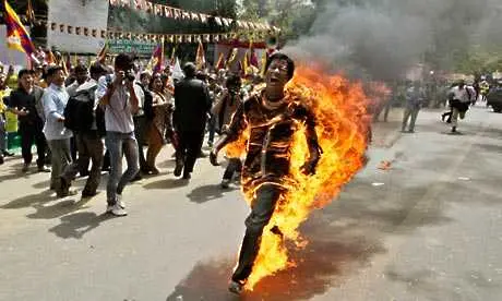 Тибетски монах се самозапали в знак на протест срещу Китай