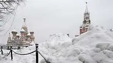 Снежна виелица засипа Москва