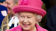 Елизабет II се появи изненадващо на сватбата на британци