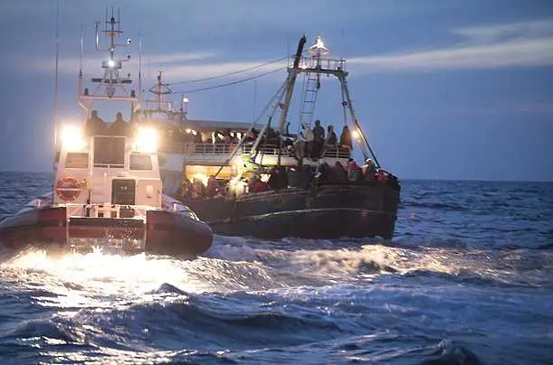 Поредица от грешки погубила десетки емигранти на кораб от Либия