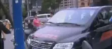 Видео показа невероятния момент, когато дете изпада от колата в движение и баща му го спасява