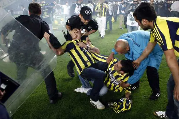 Фенове нападнаха футболисти в края на турския шампионат