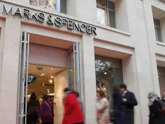 Модният бранд Marks & Spencer отваря и банка