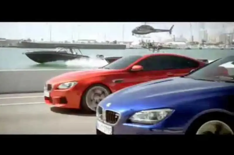 Бързи коли, надпревара и красиви жени в реклама на BMW