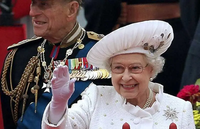 Британската кралица премина по Темза с празнична процесия от лодки