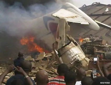 Пътнически самолет се разби в двуетажна сграда в Нигерия