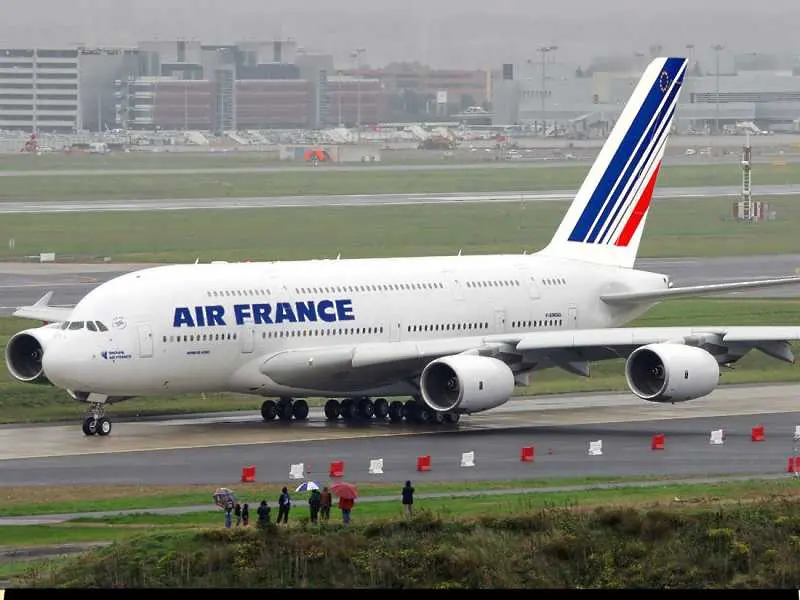 Air France съкращава близо 3000 служители