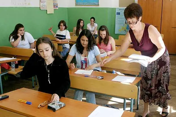Едва пет шестици на изпита по български език след седми клас   