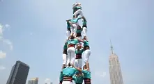 Нов рекорд: Издигнаха 12-метрова човешка кула в Ню Йорк (видео)