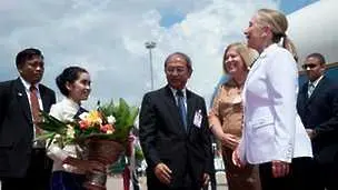 Хилари Клинтън с историческа визита в Лаос