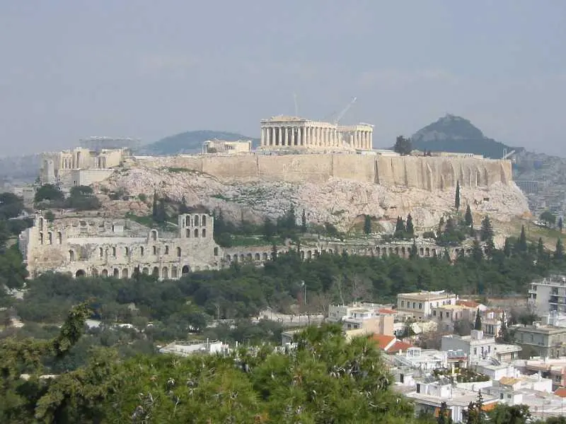 Банков служител се хвърли от Акропола