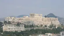 Банков служител се хвърли от Акропола