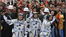 Китайската космическа совалка кацна успешно на Земята