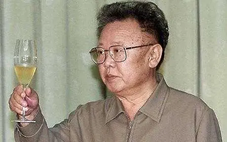 Ким Чен Ир наредил масово производство на атомни бомби