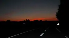 Камион с хартия пламна на пътя
