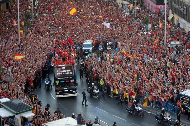 Испания в еуфория от футболната победа, забрави кризата