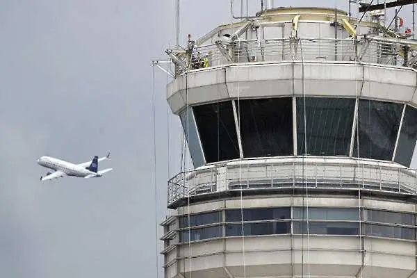 Три самолета едва не се сблъскаха на американско летище