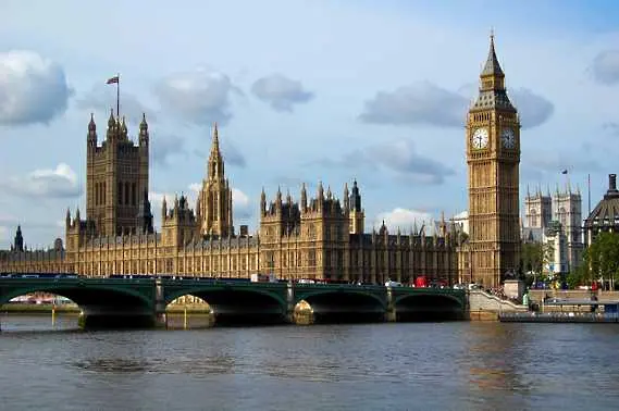 Дейвид Камерън призова туристите да се върнат в Лондон
