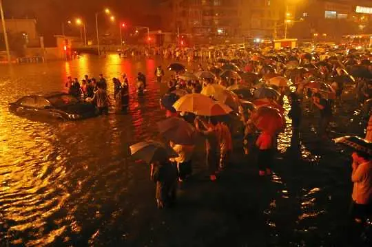 Смъртоносни наводнения обхванаха Пекин