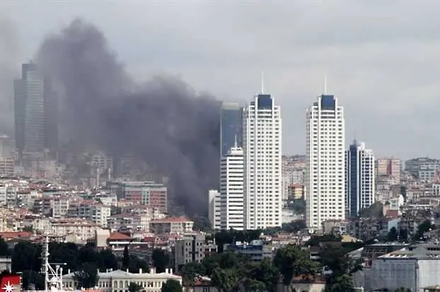 Пожар избухна в небостъргач в Истанбул (видео)