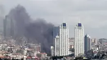 Пожар избухна в небостъргач в Истанбул (видео)