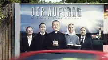 Католически свещеници се рекламират с билболдове