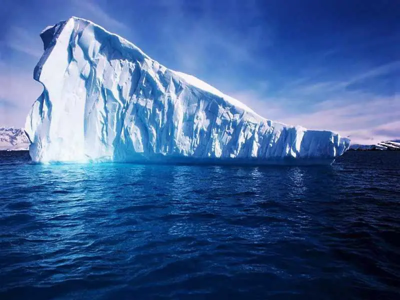 Айсберг, по-голям от Манхатън, се откъсна от Гренландия