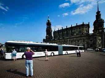 В Дрезден се появи най-дългият автобус в света