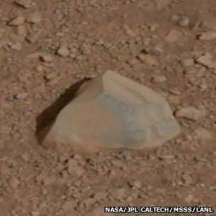 Марсоходът на НАСА разби скала с лазер